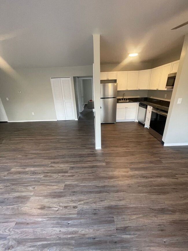 Building Photo - Recently Renovated 2 Bed, 1 Bath Condo for Lease NOW!