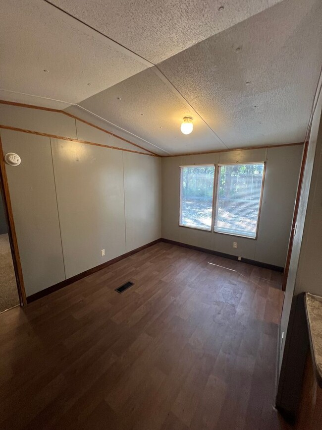 Building Photo - Coming Soon 2 bedroom 2 bathroom single wi...