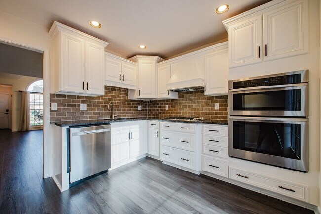 Building Photo - Move-in-ready 3 bed / 3 Full Bath In Louisville's Four Seasons — Fully Updated, No Carpet, Fiber ...
