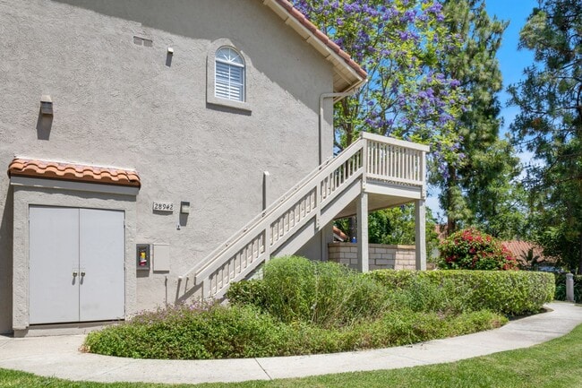 Building Photo - Spacious 2 Bedroom with Loft!