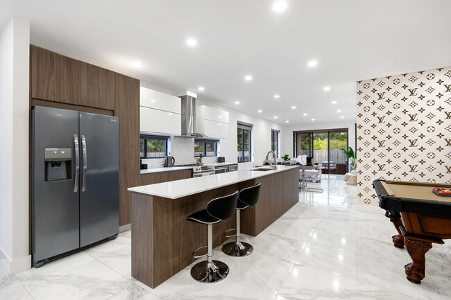 Building Photo - 826 SW 14th Ct