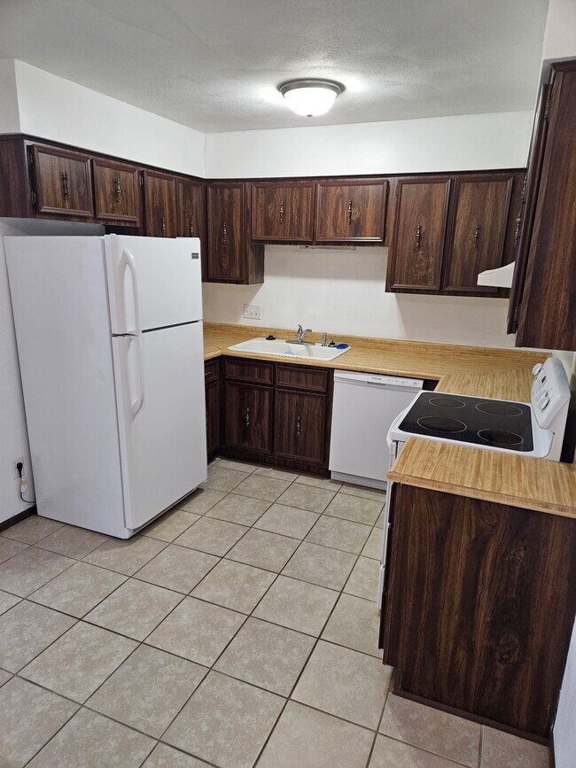 Building Photo - Woodridge Apartments- 1003