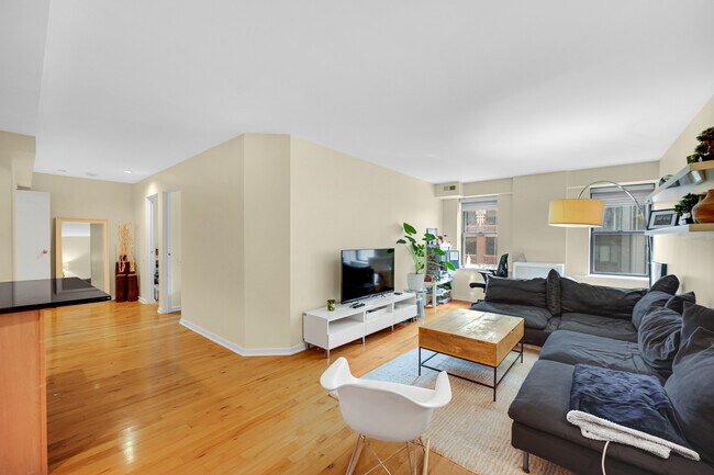 Building Photo - 40 E 9th St