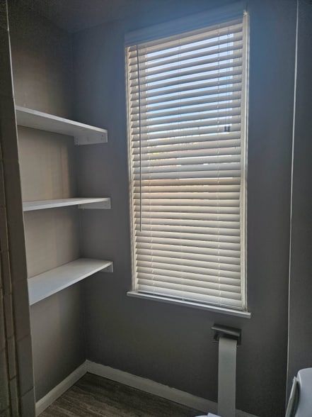 Building Photo - 325 W Main St