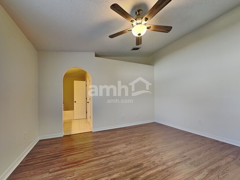 Building Photo - 914 Stallion Way