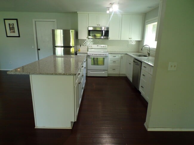 Building Photo - 11865 SW Ebberts Ct