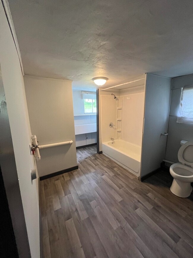 Building Photo - 410 Lakeview-