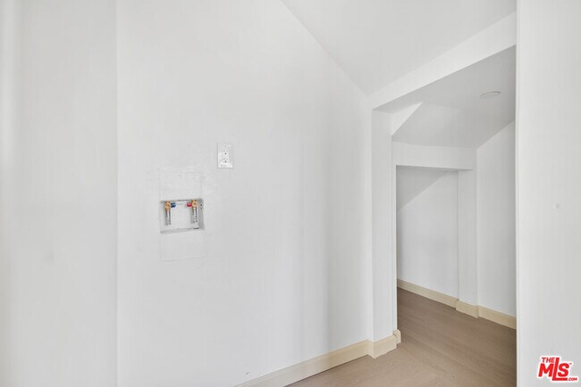 Building Photo - 1120 W 110th St