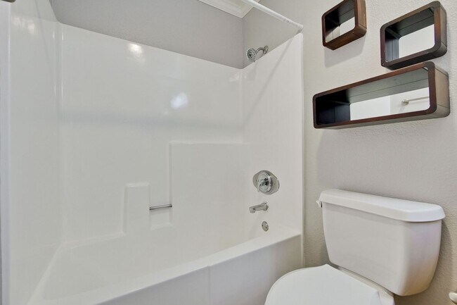 Building Photo - 1 Bed 1 Bath With Lots of Amenities!