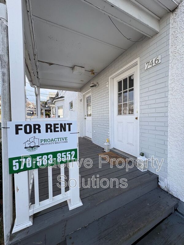 Building Photo - 746-748 River Street
