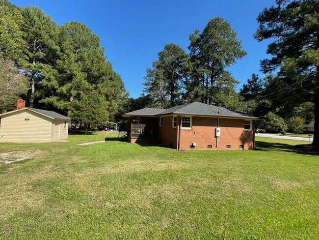 Building Photo - 3 Bedrooms 1.5 bath