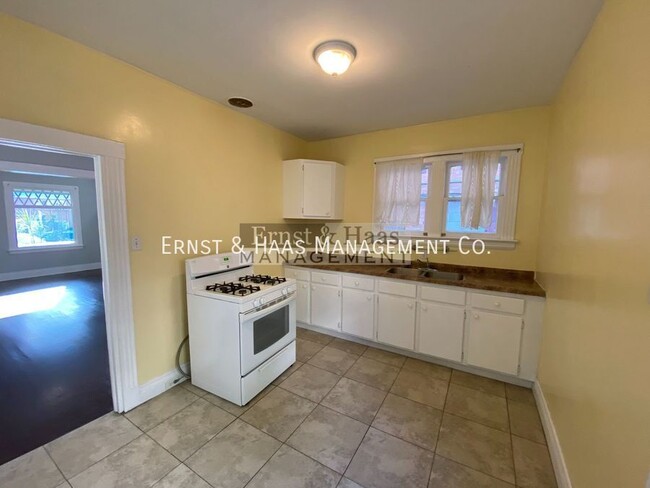 Building Photo - Lovely 2 Bedroom House Just Steps From Fin...