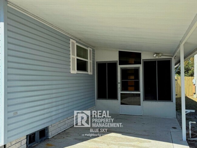 Building Photo - 5641 Columbia Dr