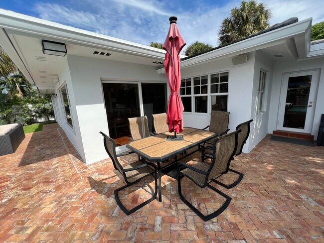 Building Photo - 1653 Poinsettia Dr