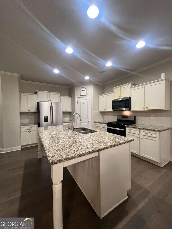 Building Photo - 225 Holdings Dr