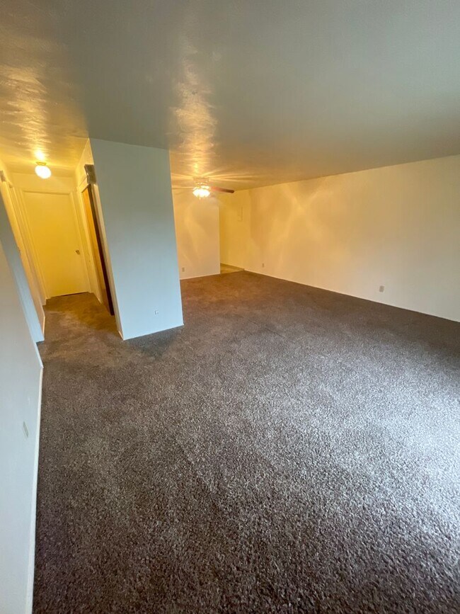 Building Photo - Large 2 Bedroom over looking the Golf Course!