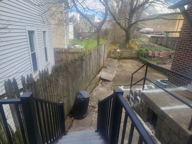 Building Photo - 2 Bedroom 1 bath updated Row Home