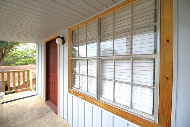 Building Photo - Affordable Updated 1BR Apartment with LVP Flooring, Modern Kitchen Finishes & Convenient Access t...
