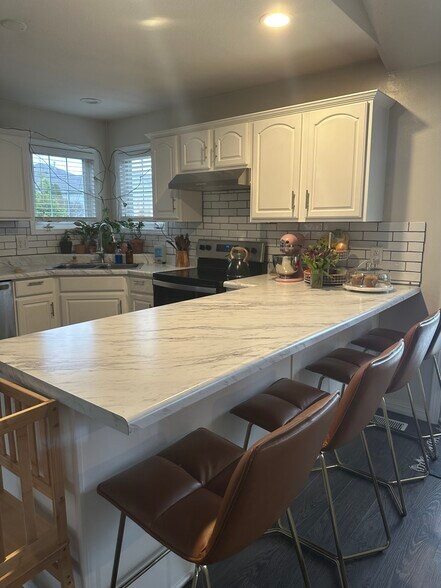 Building Photo - 9527 Acacia Psge