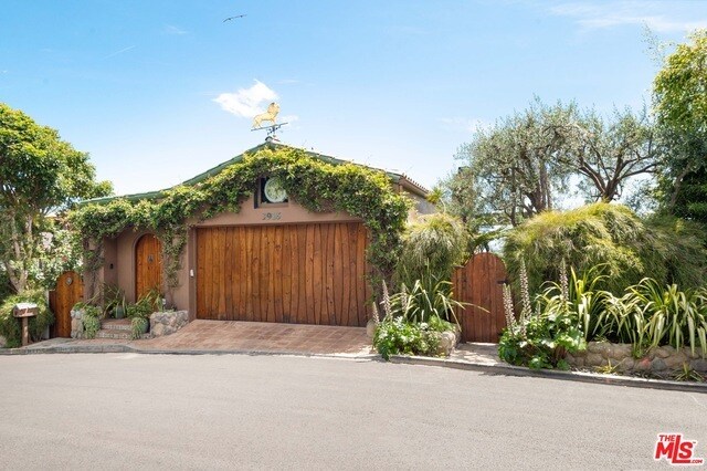 Building Photo - 3916 Rambla Orienta