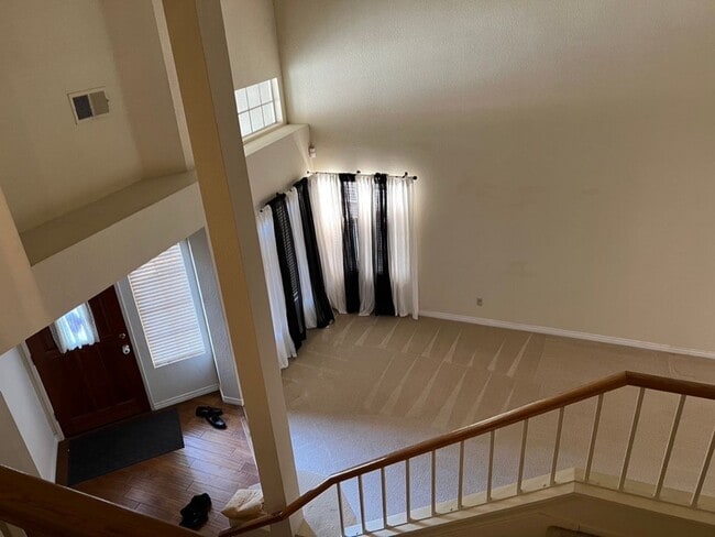 Building Photo - Nice 2 Story Family Home