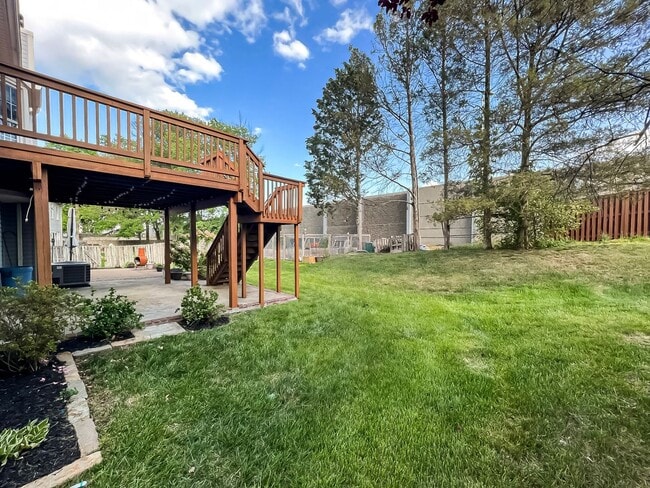 Building Photo - Magnificent 5 Bed 3 Bath Colonial Home Sit...