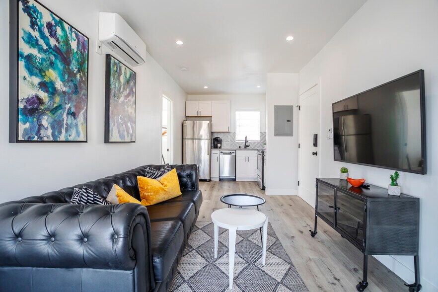 Living Room - 331 N Alexandria Ave