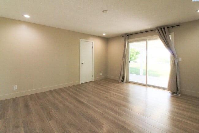 Building Photo - 4 bedroom, 3 Bath Pasco House on the River