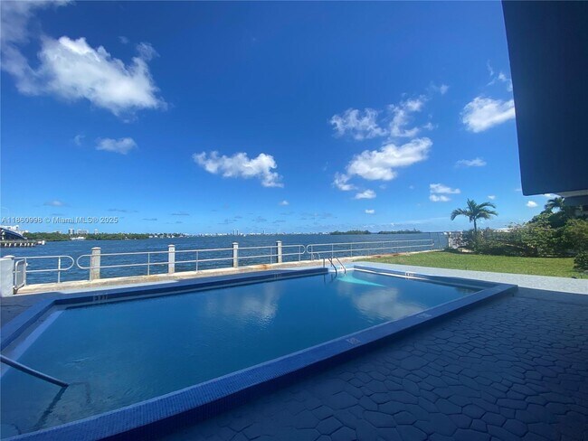 Building Photo - 7899 NE Bayshore Ct