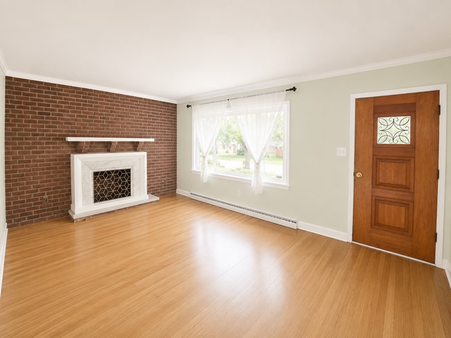Building Photo - Huge Renovated 3 Bedroom house in hikespoint!