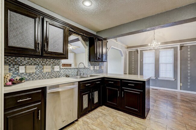 Building Photo - 3 Bed 2 Bath in OKC!