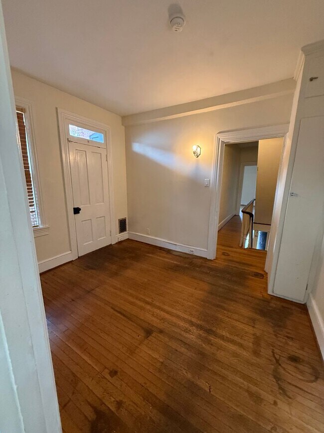 Building Photo - Spacious 4 bedroom House