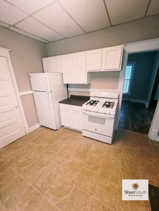 Building Photo - Updated 3 Bed 1.5 Bath House on the SE side