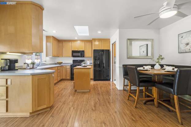 Building Photo - 41345 Roberts Ave