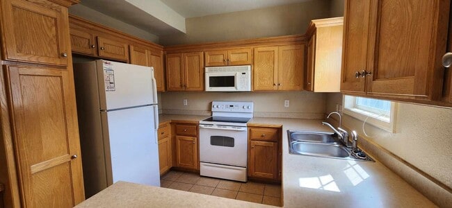 Building Photo - Spacious Town House for Rent
