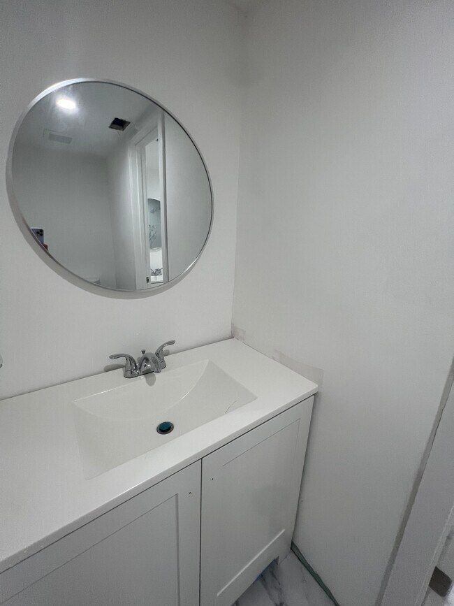 Building Photo - 1021 Adams Ave