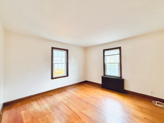Building Photo - 820 Brewster St