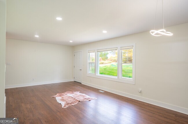 Building Photo - 2107 Garden Cir