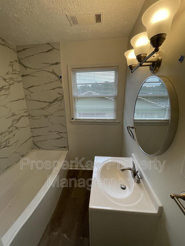 Building Photo - 418 E Northwoods Dr