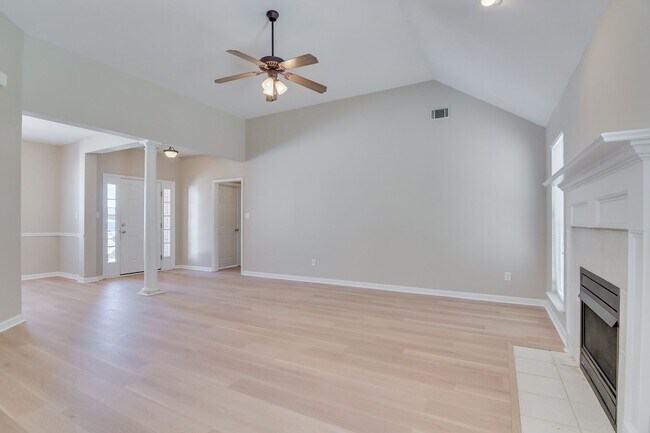 Building Photo - 1215 Pinnacle Dr