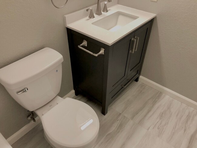 Building Photo - Dual master condo located in University Heights