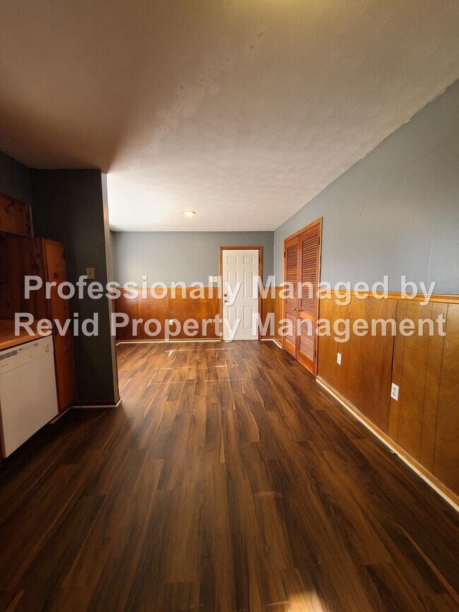 Building Photo - Large 3 bed 1.5 bath!