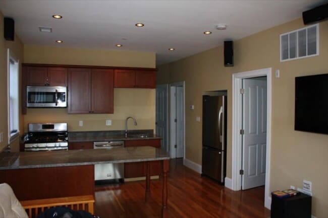 Building Photo - 148 Hillside St