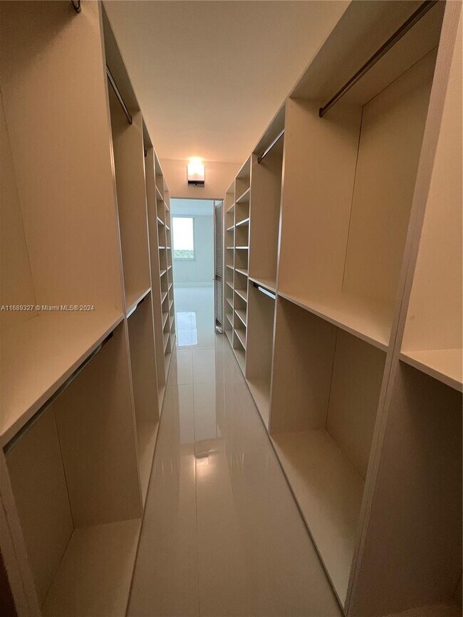 Building Photo - 4200 Hillcrest Dr