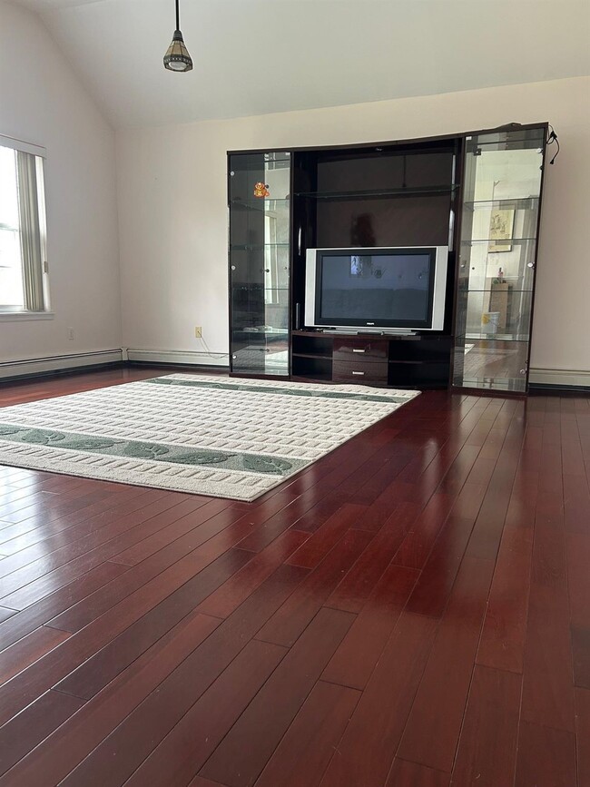 Building Photo - 1 Woodmere Pl