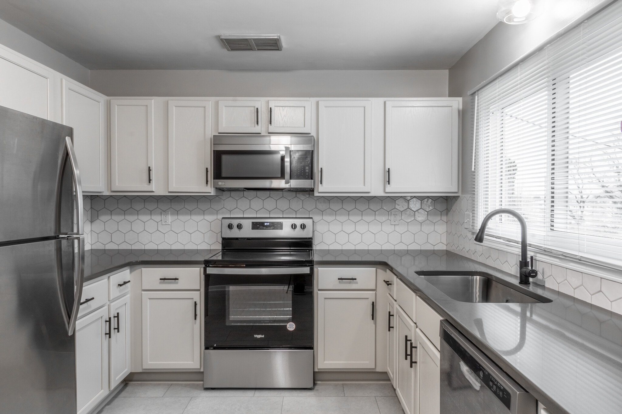 Building Photo - 1218 Sunset Dr