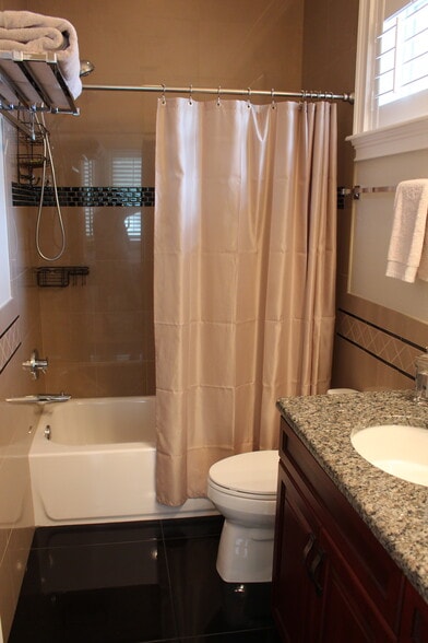 Full Bath with Shower/Tub - 3319 W Granada St