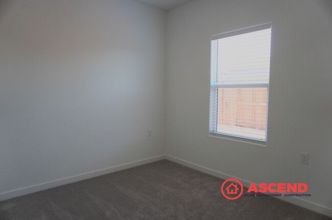 Building Photo - Spacious 4 Bed/2 Bath Brand New Build! in Bakersfield's Desirable 93311 Area — Solar, Garage & Fu...