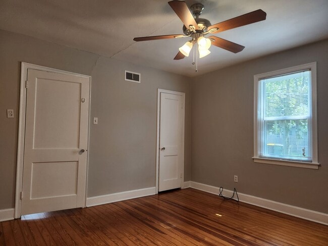 Building Photo - Charming 2 Bedroom 1 Bathroom home near Th...