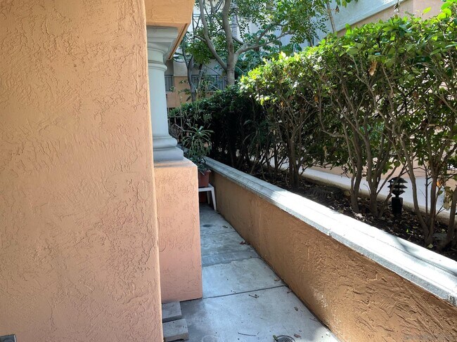 Building Photo - 640 Camino De La Reina